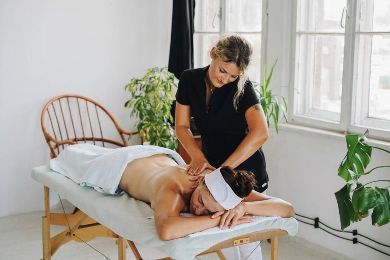 Stationäre massageliegen und modelle für thai-massage – wo liegen die unterschiede und wie wählt man die beste aus?